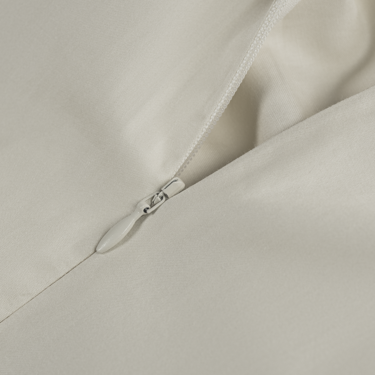Concealed zip with pull tab on the Off-White duvet cover