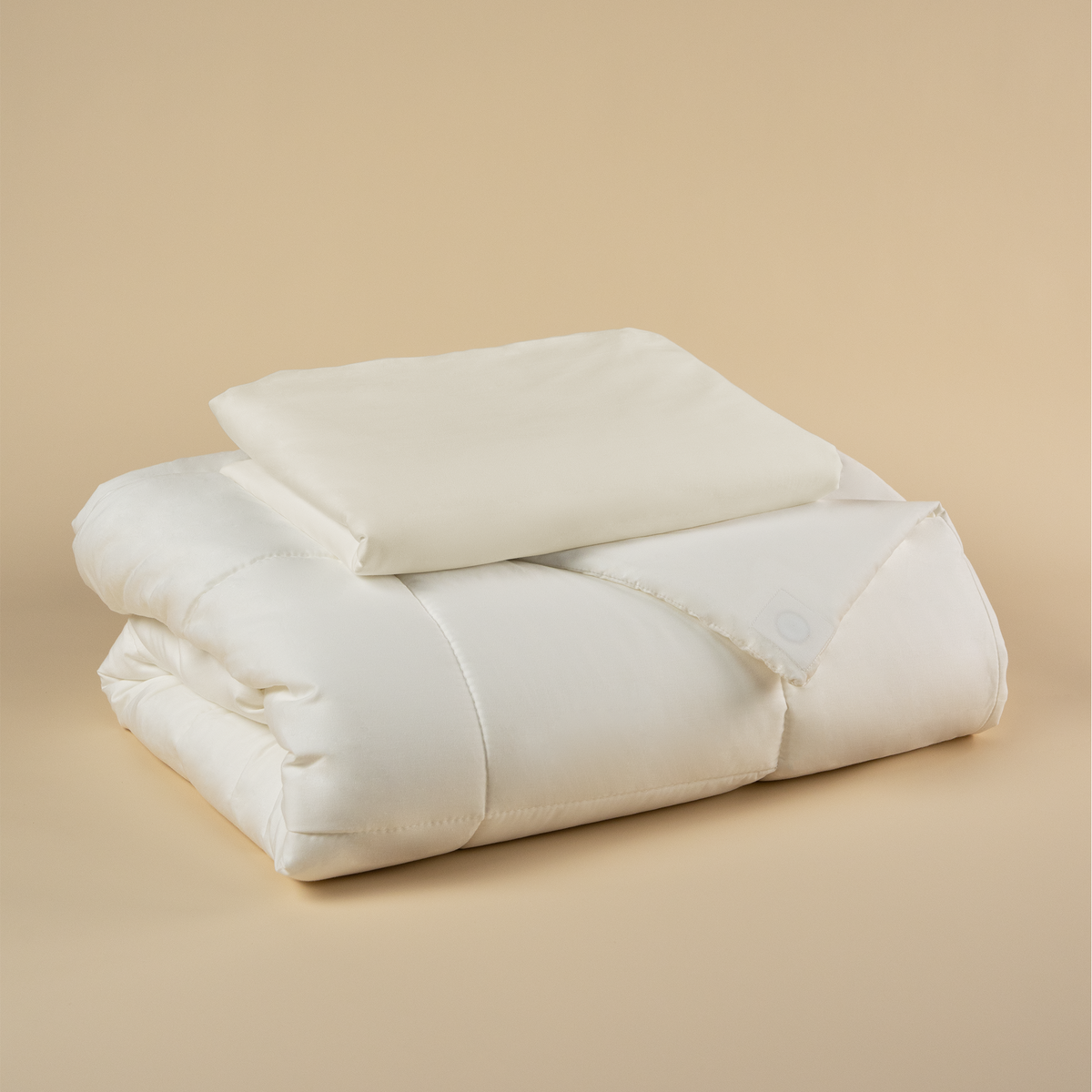 Tureis Magnetic Duvet System Set with the Off-White cover folded on top of the duvet insert
