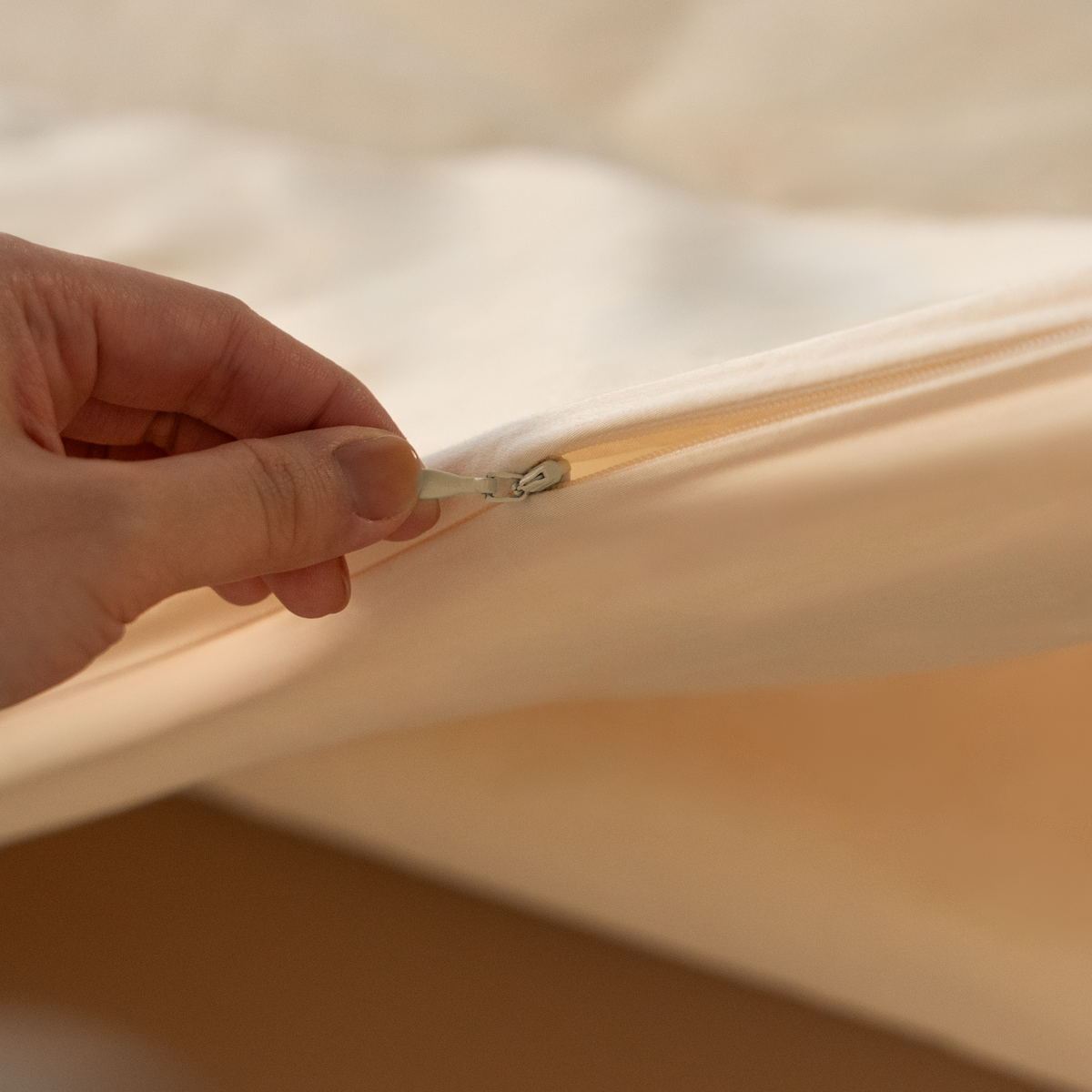 Closing the concealed zip